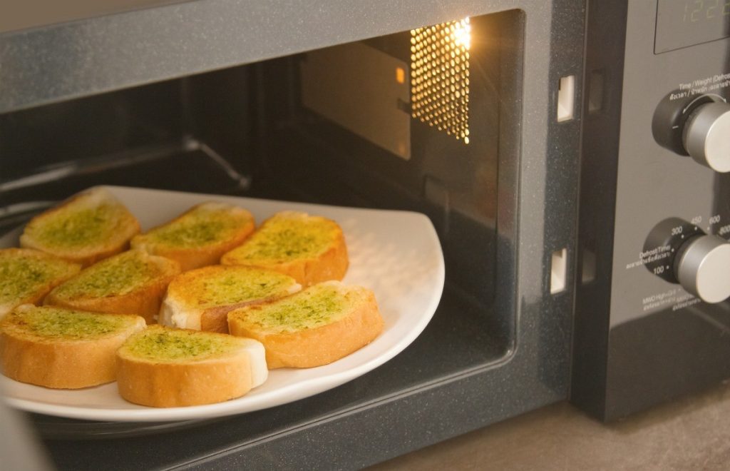 Can you warm bread in microwave?